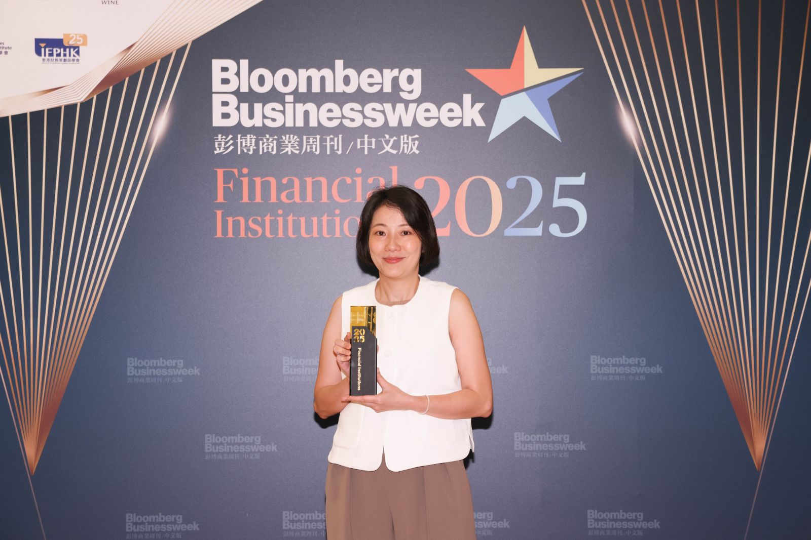 周大福人壽在《彭博商業周刊》「金融機構大獎 2025」中獲得八項殊榮